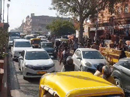 जयपुर में पर्यटकों की भीड़ के चलते चांदी की टकसाल रोड पर ट्रैफिक स्लो चल रहा है।
