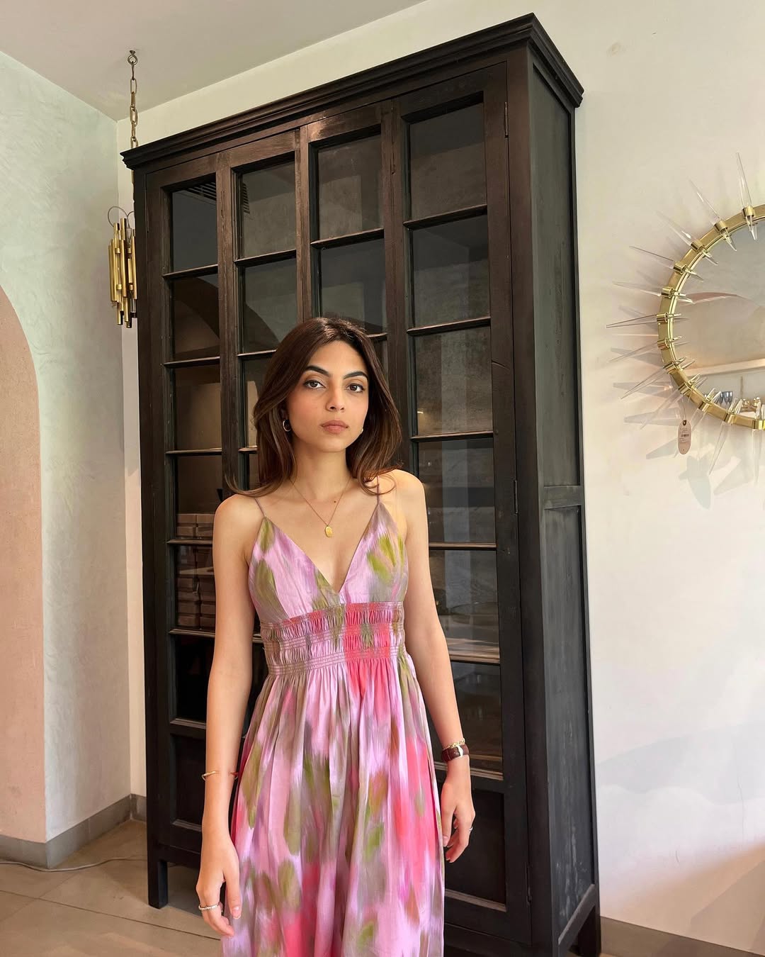 अवीवा बेग फोटोग्राफर, क्रिएटिव प्रोड्यूसर और ब्रांड विजुअल आर्टिस्ट हैं।