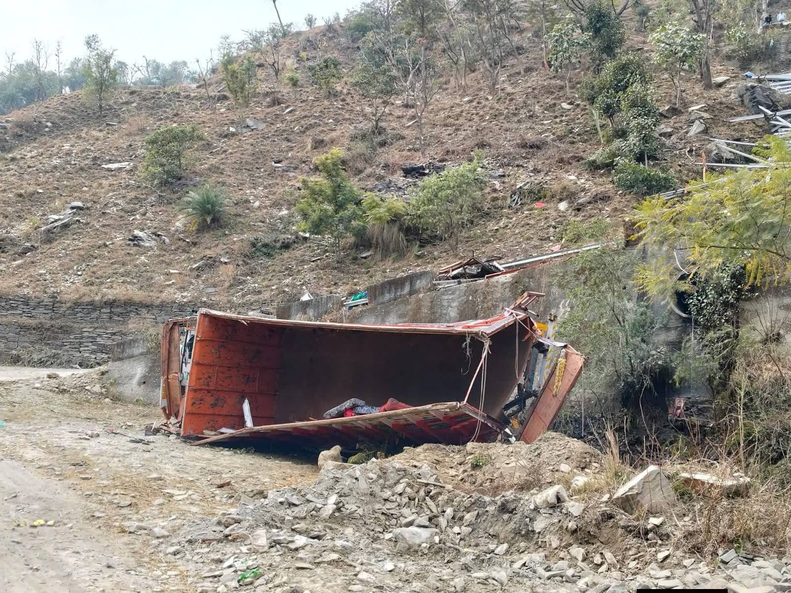 मंडी में ट्रक खाई में गिरा, ड्राइवर घायल:  सोलर प्लांट का सामान ले जा रहा था, ऊना का रहने वाला – Mandi (Himachal Pradesh) News