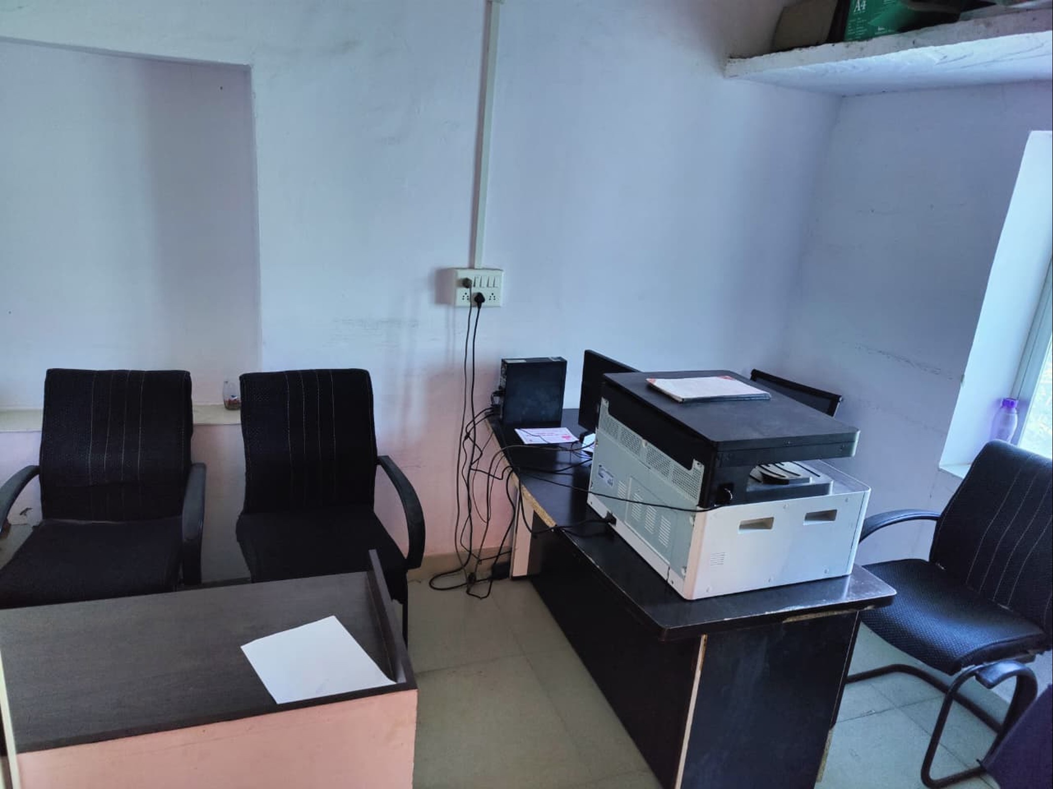 ऑफिस में खाली पड़ी कुर्सियां