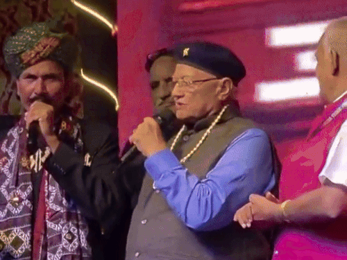 बीकानेर में हाल ही में हुए महेश ट्रेड फेयर में पूर्व मंत्री बीडी कल्ला ने माइक थामा और धरती धोरां री गीत सुनाया।