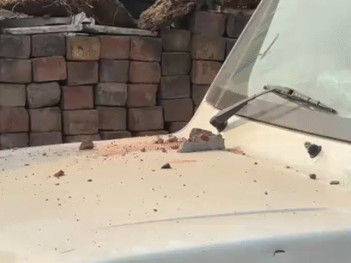 पथराव से कई गाड़ियों को भी नुकसान पहुंचा।