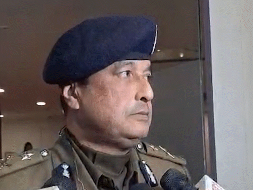 गुवाहाटी में मंगलवार को प्रेस कॉन्फ्रेंस के दौरान पुलिस आयुक्त पार्थसारथी महंता। - Dainik Bhaskar