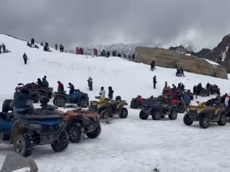 हिमाचल प्रदेश के मनाली में देशभर से टूरिस्ट पहुंच रहे हैं। रोहतांग दर्रा के पास टूरिस्ट अब अपने वाहन से भी पहुंच सकेंगे। प्रशासन ने अपने वाहन ले जाने पर लगाई रोक हटा ली है।