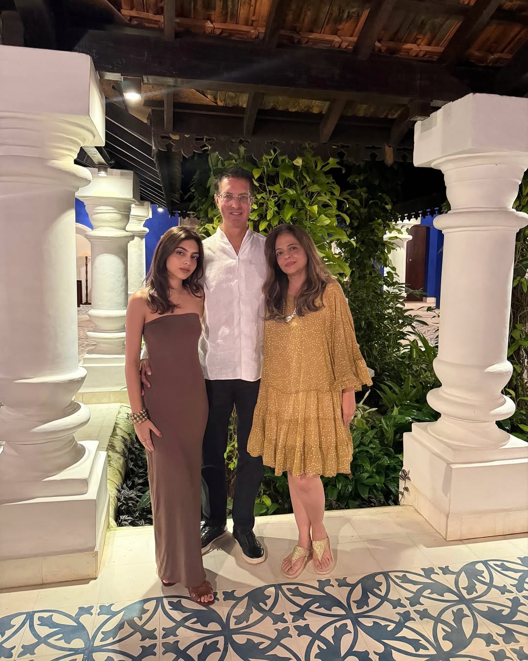 अवीवा अपने पेरेंट्स के साथ।