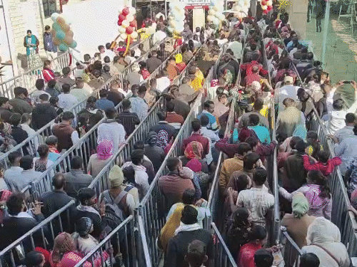 खाटूश्यामजी (सीकर) में पिछले चार दिनों से श्रद्धालुओं की भारी भीड़ है। दर्शन में डेढ़-डेढ़ घंटे का समय लग रहा है।