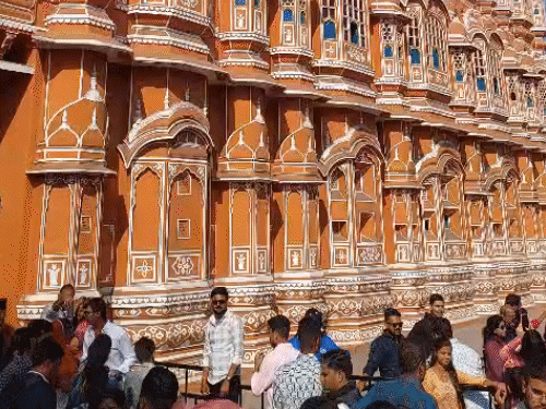 जयपुर में हवामहल के बाहर सुबह से पर्यटकों की भीड़ है। पूरे परकोटे में जाम की स्थिति है।