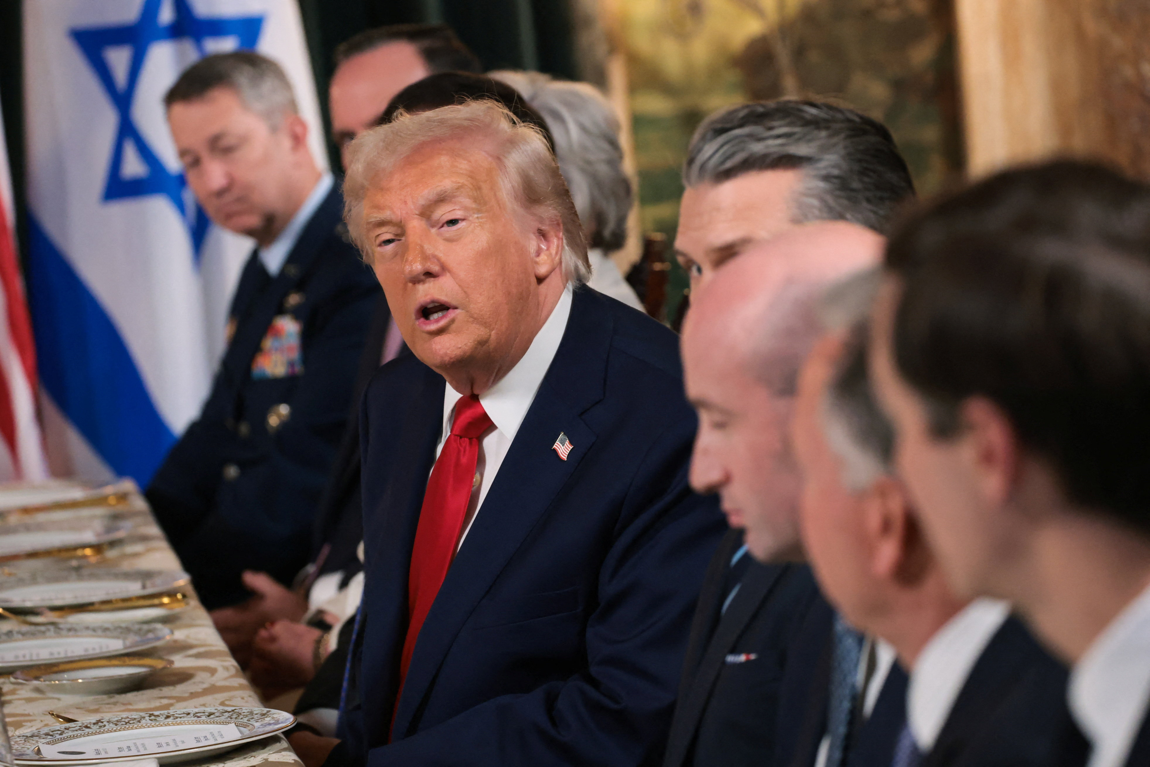 અમેરિકી રાષ્ટ્રપતિ ટ્રમ્પ અને ઇઝરાયેલના વડાપ્રધાન બેન્જામિન નેતન્યાહુ સોમવારે પોતપોતાના પ્રતિનિધિમંડળો સાથે અમેરિકાના ફ્લોરિડા રાજ્યના પામ બીચ સ્થિત ટ્રમ્પના માર-એ-લાગો ક્લબમાં મુલાકાત કરતા.