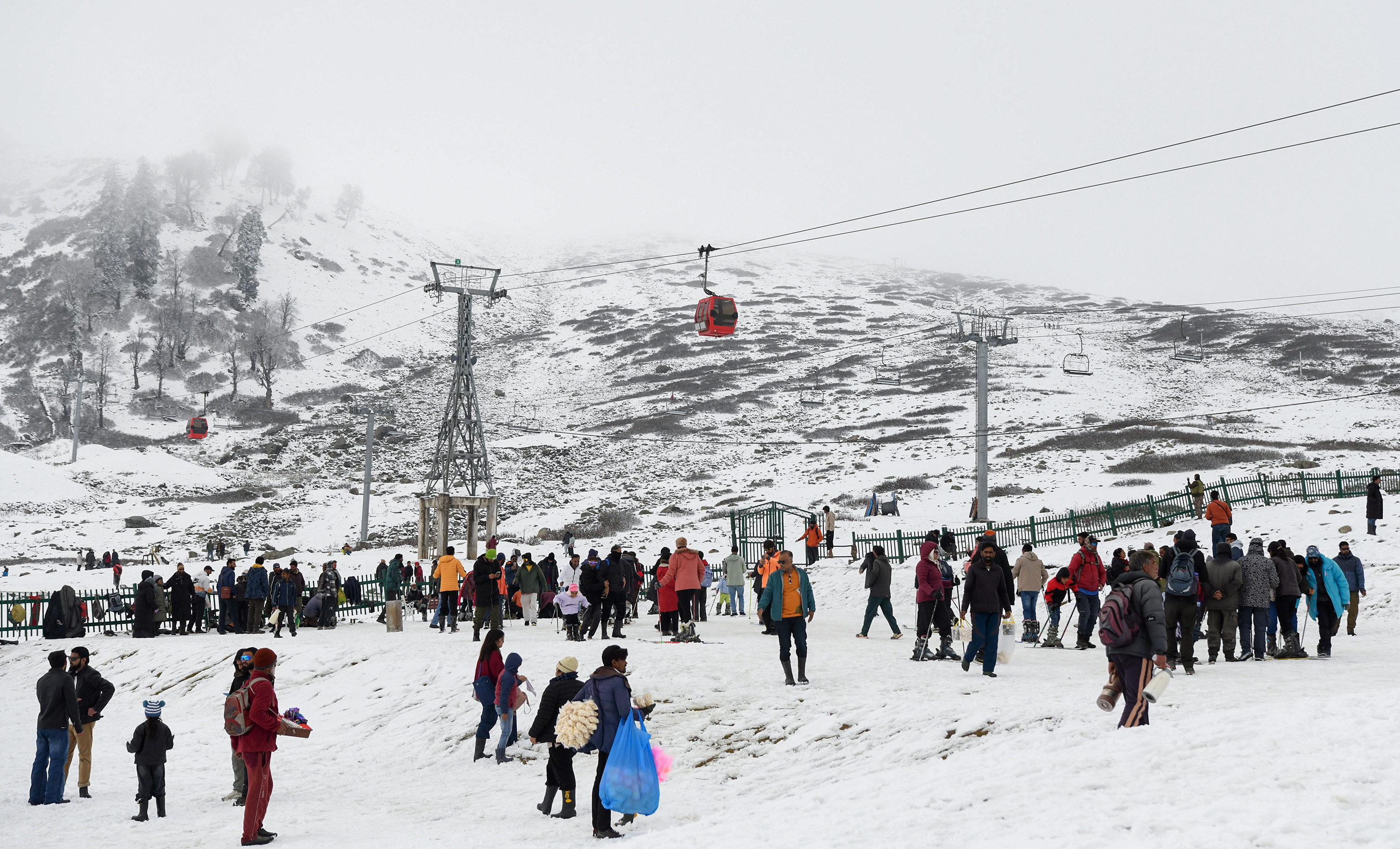 गुलमर्ग में बड़ी संख्या में पर्यटक पहुंचे हैं। सभी होटल फुल हो गए हैं।