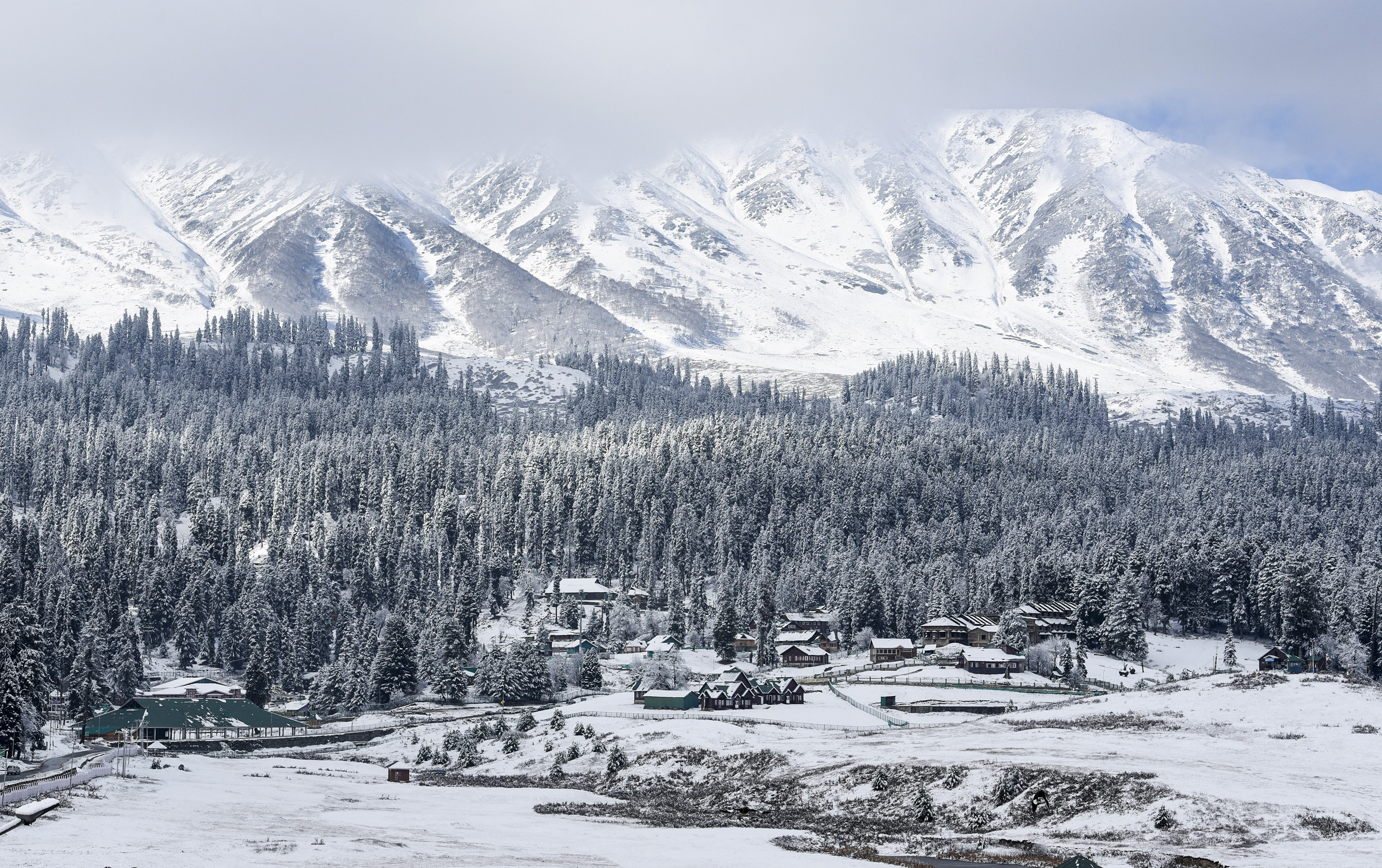 बर्फबारी के बाद गुलमर्ग का पूरा इलाके ने सफेद चादर ओढ़ ली और बेहद खूबसूरत नजर आया।