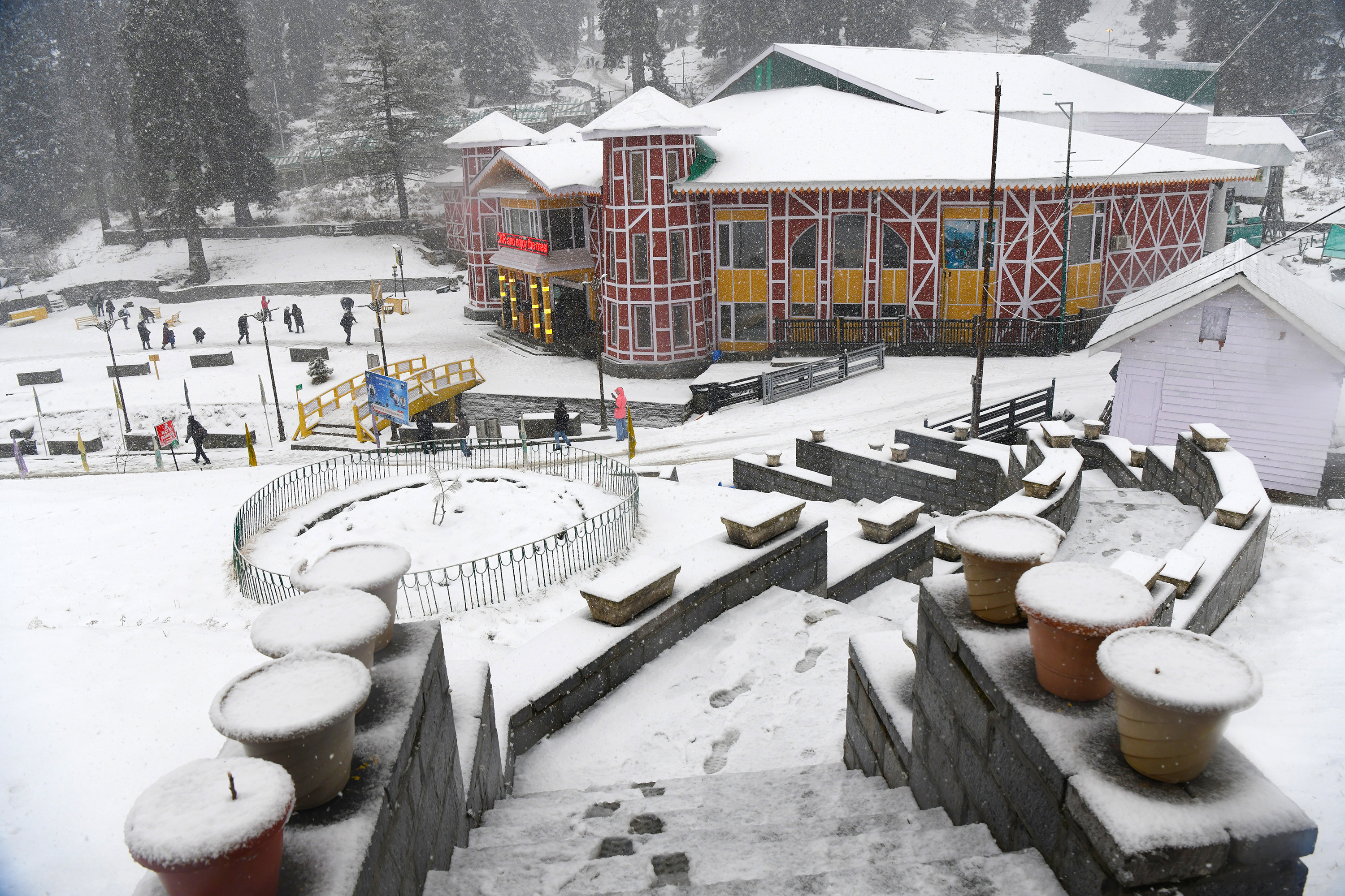 कश्मीर घाटी के गुलमर्ग में मंगलवार को बर्फबारी हुई।