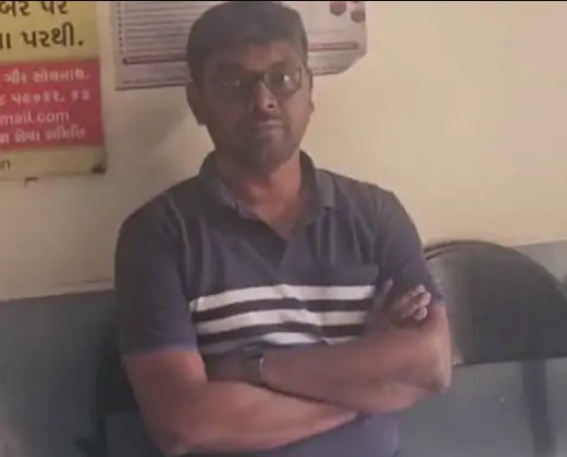 पुलिस हिरासत में कार चालक गणेश कुमार।