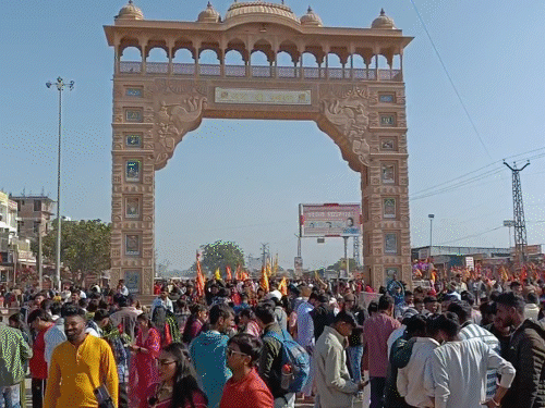 सीकर में खाटूश्यामजी का दर्शन करने के बाद श्रद्धालु तोरणद्वार पर फोटो क्लिक कर रहे हैं।