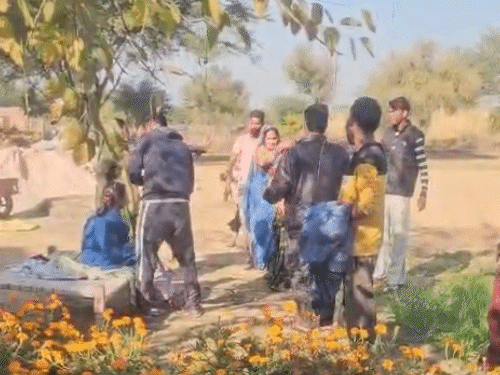 पत्थरबाजी में संतोष की माता कमला देवी के सिर पर पत्थर लगा और वे घायल हो गई।