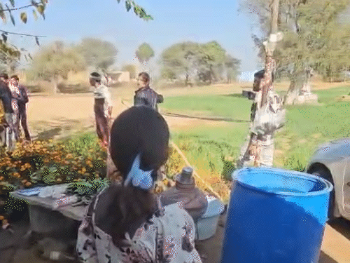 दादी को इस हाल में देख बच्चे रोने लगे और उन्हें संभालने लगे।