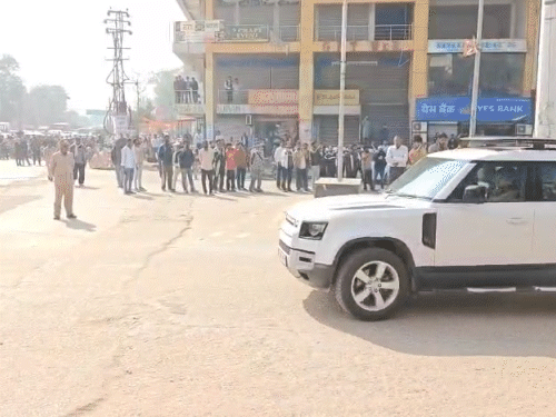 रणथम्भौर से गुजरता काफिला। इस दौरान पुलिस जाब्ता भी तैनात रहा।