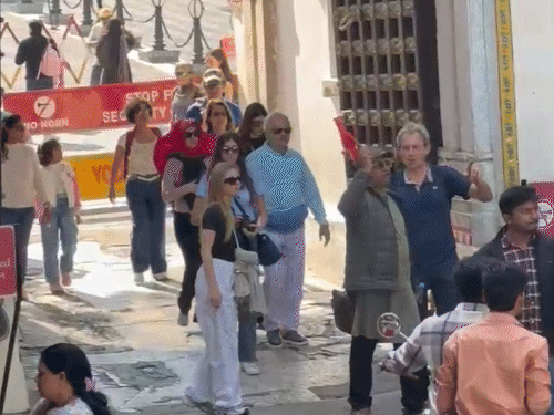 फोटो उदयपुर के जगदीश मार्ग पर सिटी पैलेस के बाहर की है। यहां सैलानियों की काफी चहल-पहल है।