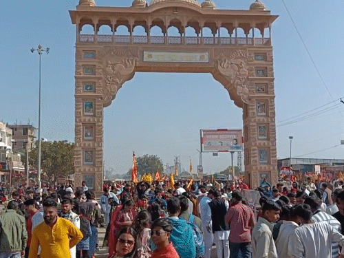 नववर्ष शुरू होने से पहले ही खाटूधाम में श्रद्धालुओं का सैलाब उमड़ पड़ा है।