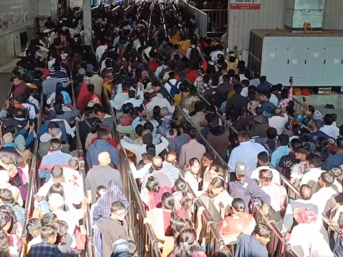 भीड़ को देखते हुए प्रशासन ने विशेष इंतजाम किए हैं। यहां 72 घंटे तक लगातार दर्शन करवाए जाएंगे, ताकि श्रद्धालुओं को किसी तरह की परेशानी न हो।