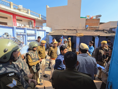 करौली पुलिस ने ऑनलाइन गेमिंग सट्टा मामले में मुख्य आरोपी अमीनुद्दीन खान के आवास पर दी दबिश।