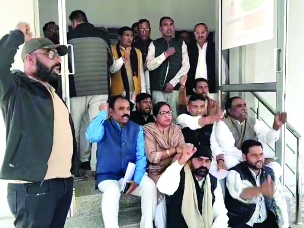 कांग्रेस विधायकों और कार्यकर्ताओं ने मुख्य अभियंता कार्यालय में नारेबाजी की।