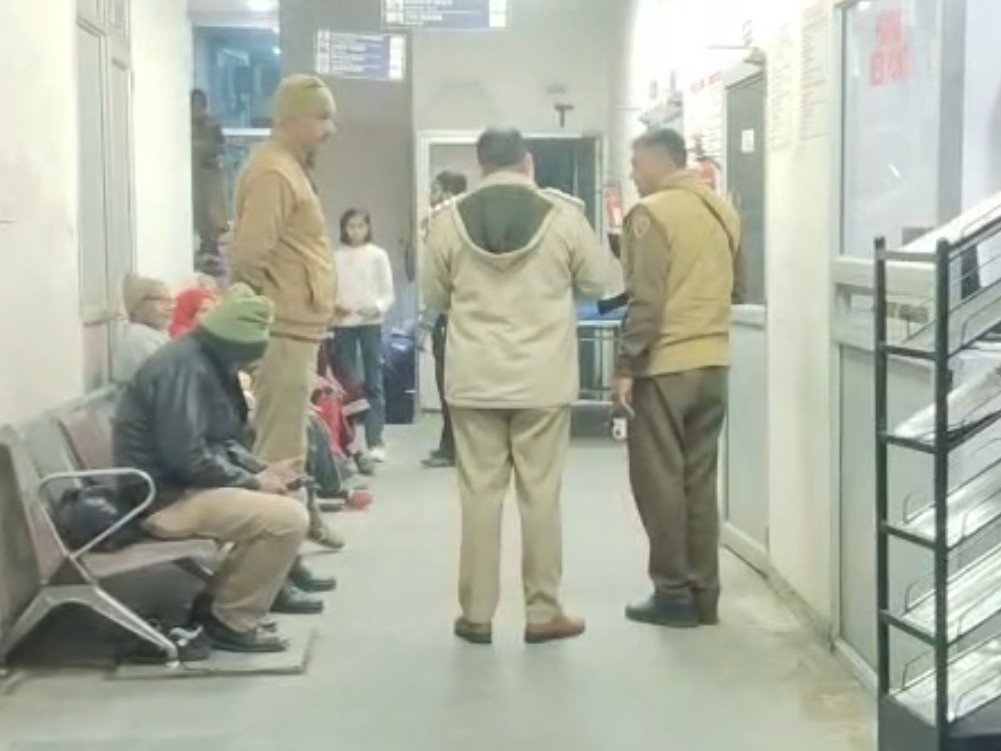 फरीदाबाद में अस्पताल के अंदर मौजूद पुलिस।