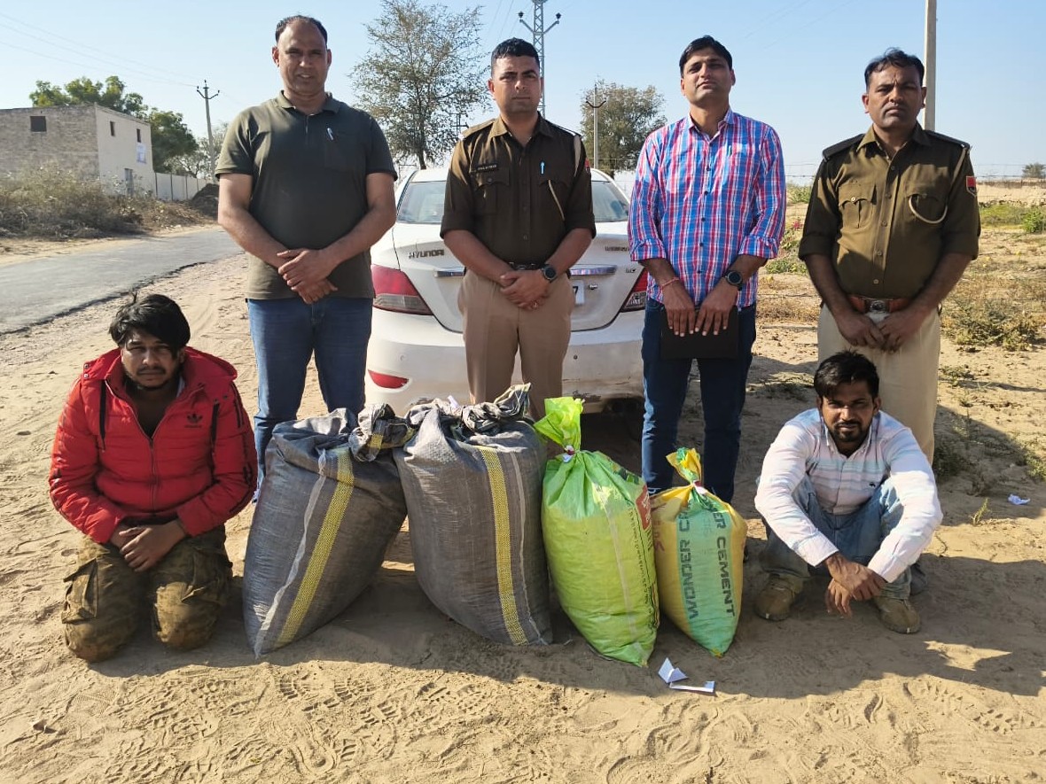 आकाशदीप (लाल जैकेट) पंजाब की पंजासिंह वाला का सरपंच है।