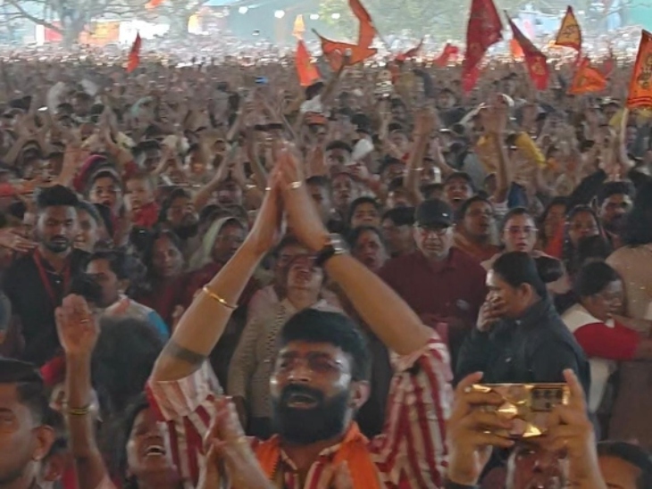 भिलाई के जयंती स्टेडियम में हनुमंत कथा सुनने भक्त अन्य प्रदेशों से भी पहुंचे थे।