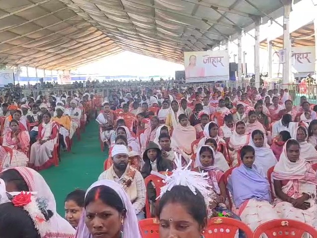 कार्यक्रम में बड़ी संख्या में लोग मौजूद रहे।