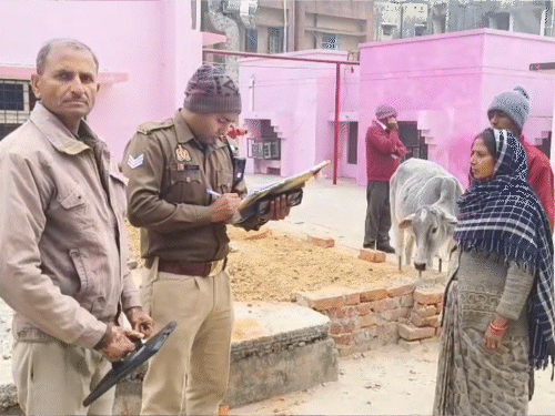 पुलिस ने परिजनों से पूछताछ की है। आरोपी नौकर और नौकरानी की तलाश की जा रही है।
