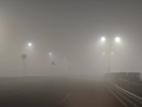 दिल्ली में मंगलवार सुबह कोहरा और धुआं का असर रहा। इसके कारण विजिबिलिटी काफी कम रही।
