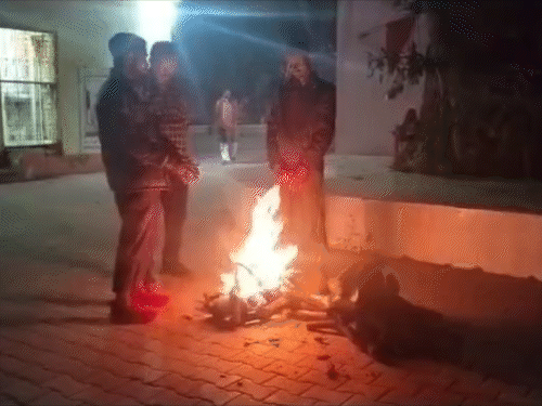 बदायूं में कड़ाके की ठंड और घने कोहरे ने लोगों की परेशानी बढ़ा दी है। लोग अलाव जलाकर ठंड से राहत पाने की कोशिश कर रहे हैं।