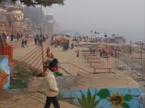 वाराणसी में तेज हवा की वजह से गलन बरकरार है। सड़कों से लेकर घाटों तक सन्नाटा पसरा हुआ है।