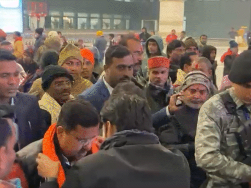 पार्टी के नेता और कार्यकर्ताओं के साथ नितिन नबीन ।