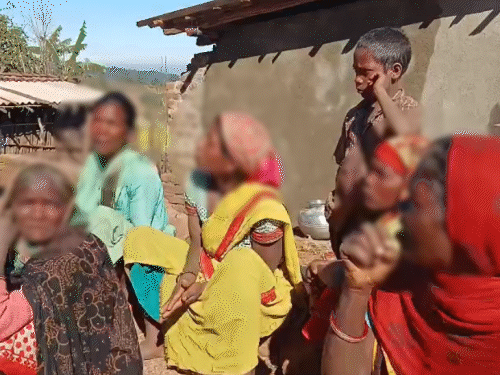 हेडमास्टर बीरबल यादव ने गांव की अन्य महिलाओं से पत्नी बनने की बात कही।