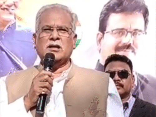 भूपेश बघेल ने कहा- कथावाचक धीरेंद्र शास्त्री और प्रदीप मिश्रा दोनों चंदा लेना बंद कर दे और फिर प्रवचन करते रहें।