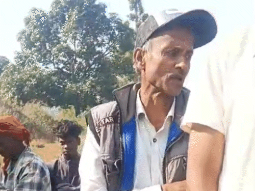 आरोपी हेडमास्टर (टोपी पहने हुए) ने सफाई में कहा- पेशाब कर रहा था।