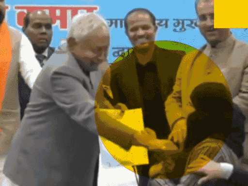 हिजाब उतारते ही आसपास मौजूद लोग हंस पड़े। महिला असहज हो गई।