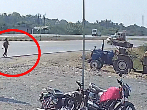 एक शख्स बचने के लिए भागा और कार से टकरा गया, जिससे उसके पैर में चोट आ गई।