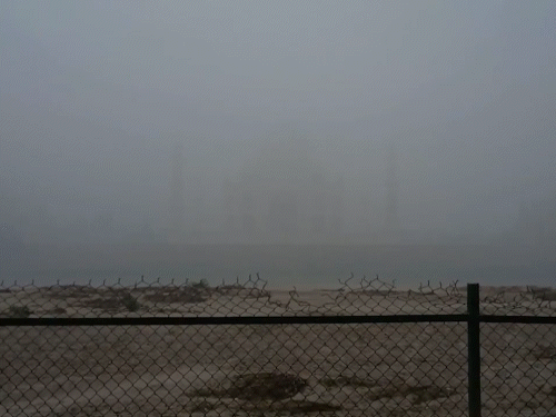 घने कोहरे के कारण ताजमहल धुंधला नजर आया। आगरा में सुबह तापमान 9°C रहा।
