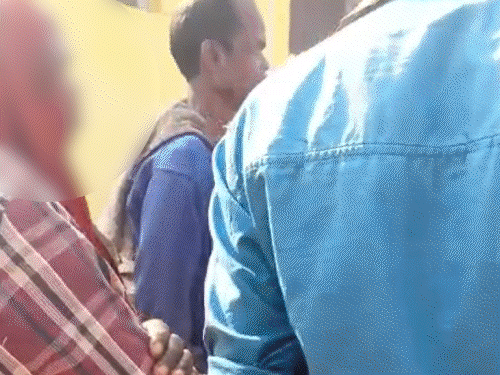 हेडमास्टर (टोपी पहने हुए) ने स्कूल में खाना बनाने वाली सहायिका को प्राइवेट पार्ट दिखाया। ग्रामीणों ने की सख्त कार्रवाई की मांग। - Dainik Bhaskar