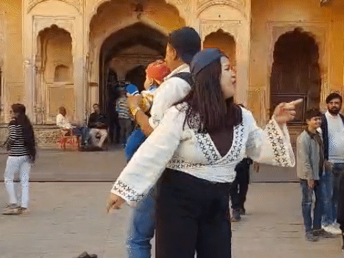 जयपुर के नाहरगढ़ फोर्ट में पर्यटक राउंड मैजिक फोटोशूट करवाते नजर आए।