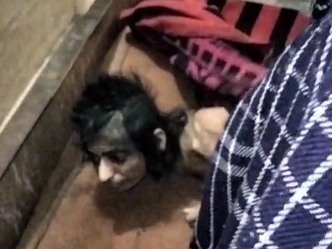 रेलवेकर्मी की बेटी नग्न अवस्था में एक कमरे में मिली। उसके सिर के बाल काटे गए थे। शरीर कंकाल बन चुका था।