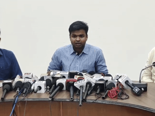 डीसी हिमांशु जैन जानकारी देते हुए।