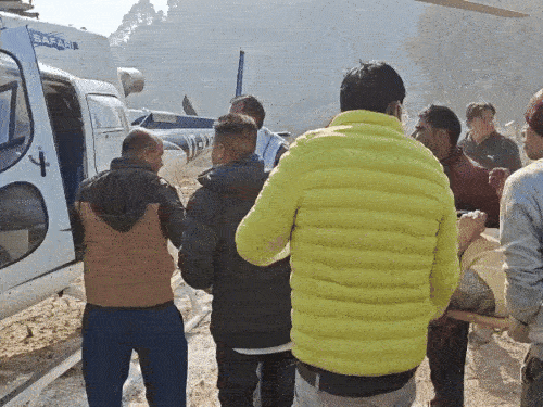 घायलों को हेलिकॉप्टर से AIIMS ऋषिकेश भेजा।