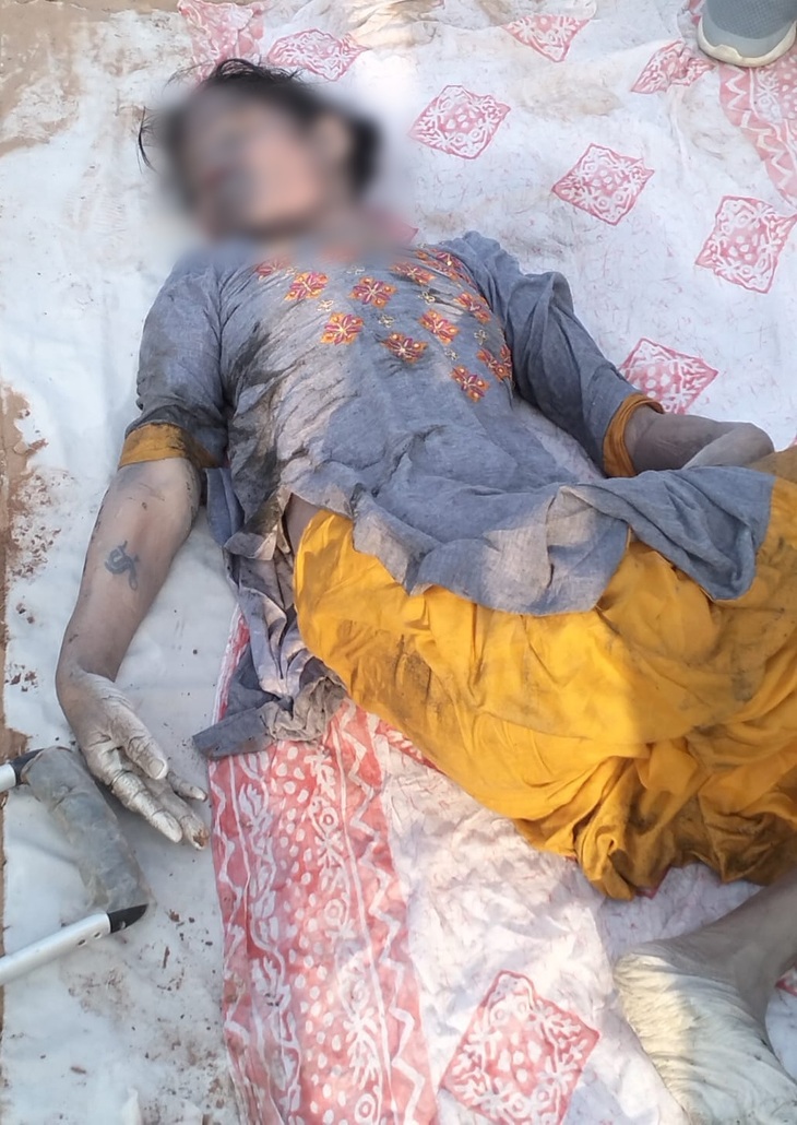 महिला के हाथ पर एक टैटू है। इसके आधार पर पुलिस शव की पहचान करने की कोशिश कर रही है।