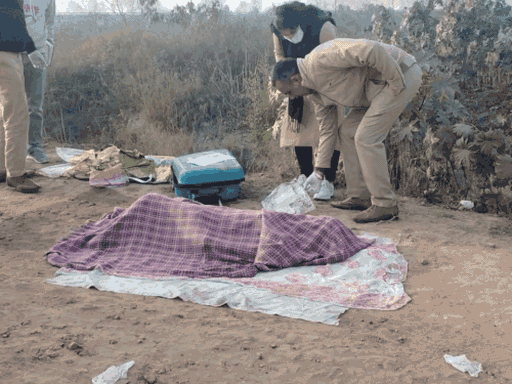 शव के पास पड़े कागजों और सूटकेस से मिले कपड़ों को भी पुलिस और फोरेंसिक टीम ने जांचा।
