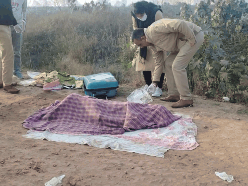 शव के पास पड़े कागजों और सूटकेस से मिले कपड़ों को भी पुलिस और फोरेंसिक टीम ने जांचा।