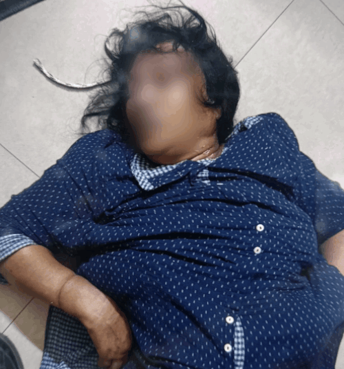 घर में पड़ी महिला की लाश। जिसकी बदमाशों ने हत्या कर दी।