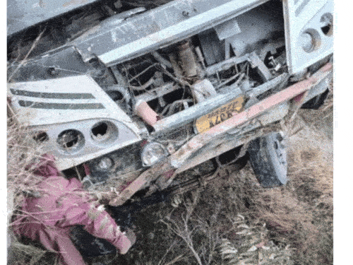 मौके पर बस का एक टायर हवा में लटका दिखा।